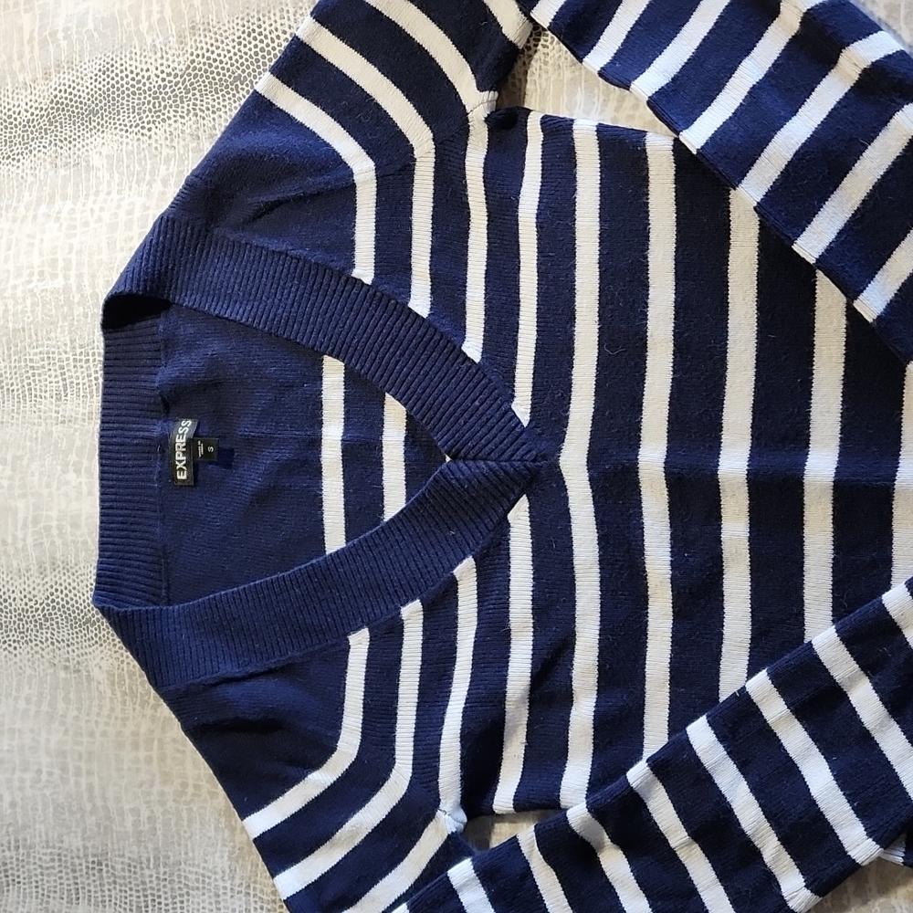 Express Sweater - S - Picture 3 of 7